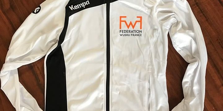Vous voulez soutenir la FWF, pensez survêtement FWF.

Design coupé-cousu
Manches...