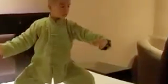 L'enchaînement de Tai chi épatant d'un enfant de 3 ans - Karate Bushido