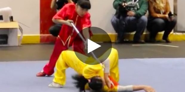 Wushu: Deux combattantes ont réalisé une démonstration durant laquelle la moindre erreur aurait...